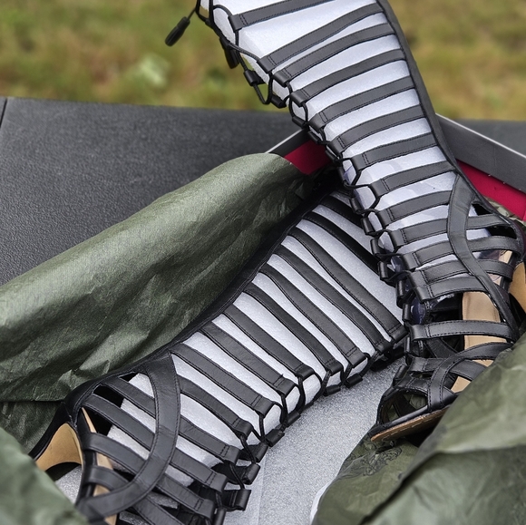 Vince Camuto Soft Black Heel. SIZE 8 - Picture 2 of 3